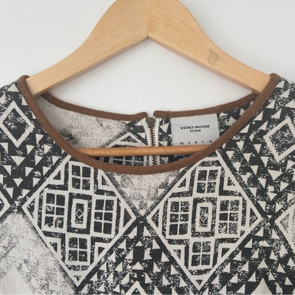 VERO MODA DENIM WHITE/GREY GEOMETRIC PATTERN TOP WITH BROWN SUEDE TRIM TOP, SM - Picture 9 of 13